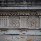 La facciata � divisa nettamente in due parti da una cornice marcapiano aggettante decorata con un fascione a rosette